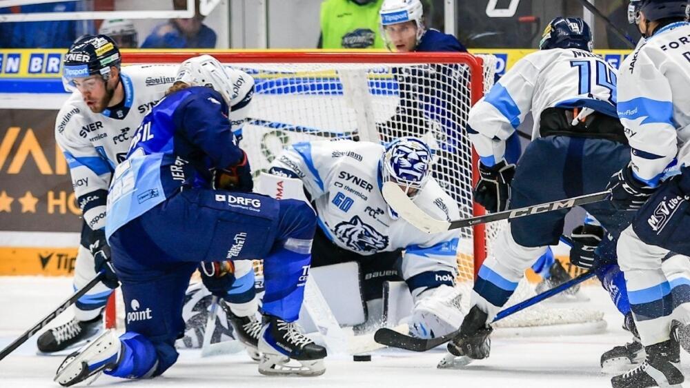 Petr Kváča dostává puk pod kontrolu; Foto: hc-kometa.cz